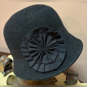 San Diego Hat Company Black/Gray 💯 Wool Cloche with Rosette Trim